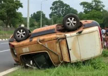 carro capota em avenida na zona Sul de Ribeirão Preto