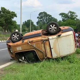 carro capota em avenida na zona Sul de Ribeirão Preto