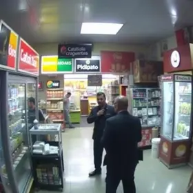 empresário escapa de tiros em loja de conveniência
