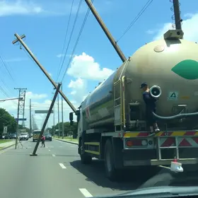 caminhão derruba postes