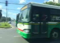 ônibus em movimento perde roda