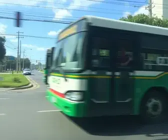 ônibus em movimento perde roda